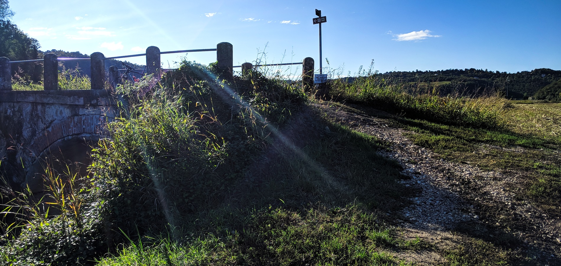 foto ponticello in mezzo ai campi